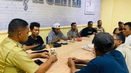 Kepala Diskominfo Kepulauan Sula, Basiludin La Besi Bersama Jurnalis sharing informasi saat Ngopi Santai di ruang Media Center. (Rakyatmu)