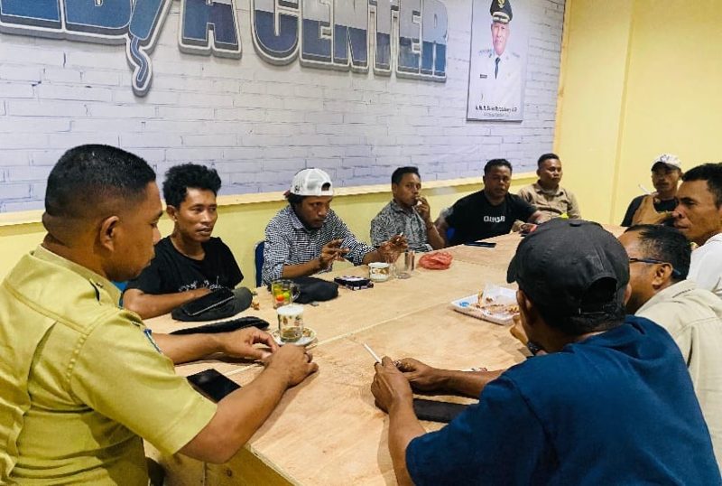 Kepala Diskominfo Kepulauan Sula, Basiludin La Besi Bersama Jurnalis sharing informasi saat Ngopi Santai di ruang Media Center. (Rakyatmu)