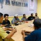 Kepala Diskominfo Kepulauan Sula, Basiludin La Besi Bersama Jurnalis sharing informasi saat Ngopi Santai di ruang Media Center. (Rakyatmu)