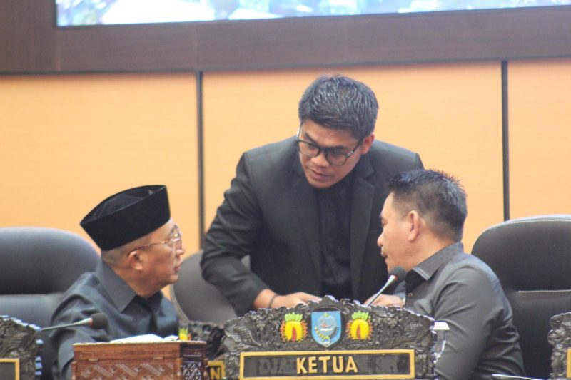 Wali Kota Ternate, M. Tauhid Soleman, Ketua DPRD, Rusli A. Imm, Sekwan Aldhy Ali (Tengah)