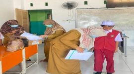 Petugas Medis Melaksanakan Imunisasi Anak Sekolah. (Rakyatmu)