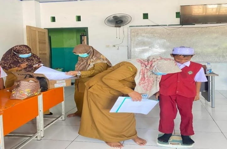 Petugas Medis Melaksanakan Imunisasi Anak Sekolah. (Rakyatmu)