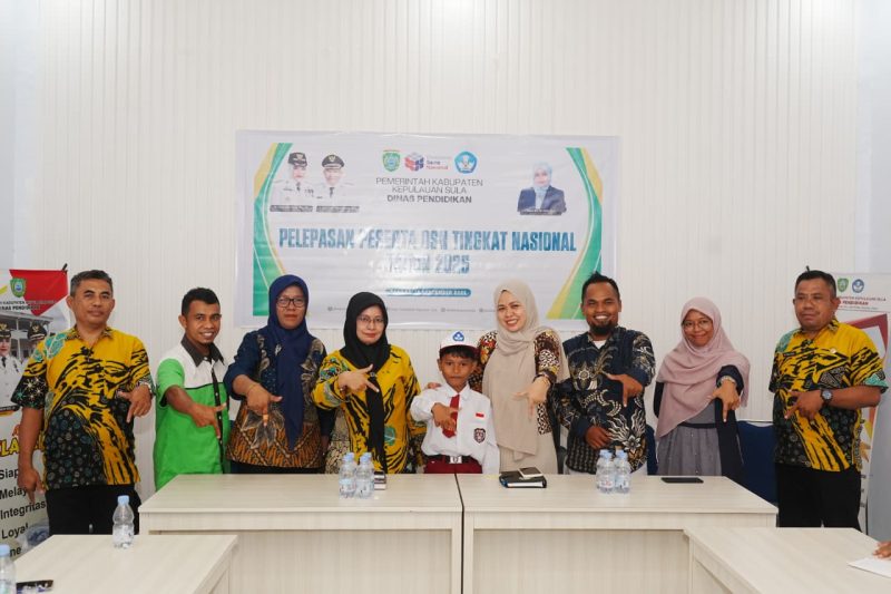 Zulfahri Mado Ebarian Bersama Kepala Dinas Pendidikan dan Guru SD IT Insan Cendekia Kabupaten Kepulauan Sula. (Rakyatmu)