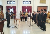 Wakil Bupati Kepulauan Sula H. Saleh Marassabessy saat Lantik Pengurus Baznas Kepulauan Sula. (Rakyatmu)