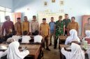 Plh. Sekda Pulau Taliabu, Ma'aruf didampingi Kadis Pendidikan, TNI-Polri, Kadis Ketahanan Pangan, Kadis Sosial  Memantau Program MBG di SD Inpres Bobong. (Rakyatmu) 