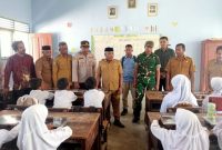 Plh. Sekda Pulau Taliabu, Ma'aruf didampingi Kadis Pendidikan, TNI-Polri, Kadis Ketahanan Pangan, Kadis Sosial  Memantau Program MBG di SD Inpres Bobong. (Rakyatmu) 
