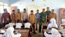 Plh. Sekda Pulau Taliabu, Ma'aruf didampingi Kadis Pendidikan, TNI-Polri, Kadis Ketahanan Pangan, Kadis Sosial  Memantau Program MBG di SD Inpres Bobong. (Rakyatmu) 