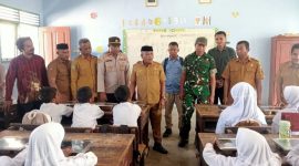 Plh. Sekda Pulau Taliabu, Ma'aruf didampingi Kadis Pendidikan, TNI-Polri, Kadis Ketahanan Pangan, Kadis Sosial  Memantau Program MBG di SD Inpres Bobong. (Rakyatmu) 