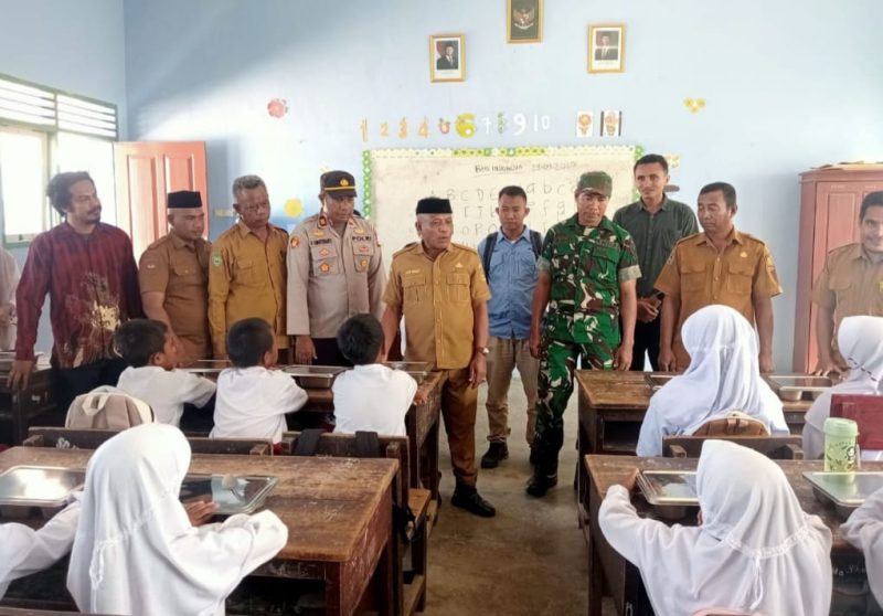 Plh. Sekda Pulau Taliabu, Ma'aruf didampingi Kadis Pendidikan, TNI-Polri, Kadis Ketahanan Pangan, Kadis Sosial  Memantau Program MBG di SD Inpres Bobong. (Rakyatmu) 