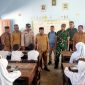 Plh. Sekda Pulau Taliabu, Ma'aruf didampingi Kadis Pendidikan, TNI-Polri, Kadis Ketahanan Pangan, Kadis Sosial  Memantau Program MBG di SD Inpres Bobong. (Rakyatmu) 