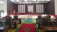 Suasana Anggota DPRD Pulau Taliabu dari Fraksi PKD Keluar dari Ruang Rapat Paripurna Pengesahan APBD-P TA 2025. (Rakyatmu)