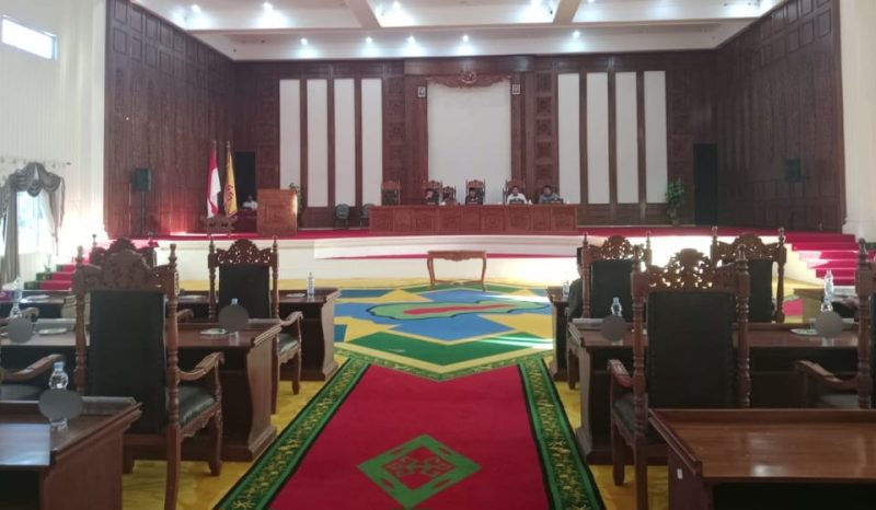 Suasana Anggota DPRD Pulau Taliabu dari Fraksi PKD Keluar dari Ruang Rapat Paripurna Pengesahan APBD-P TA 2025. (Rakyatmu)