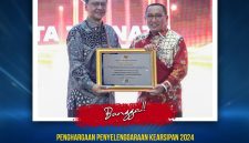 Wali Kota Ternate, M. Tauhid Soleman Terima Pengharaan dari Kepala ANRI Dr. Mego Pinandito