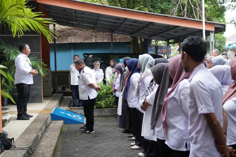 Sekda Kota Ternate, Rizal Marsaoly Lanjutkan Progran Rabu Menyapa di BP2RD Kota Ternate. (Dok. Ewin for Rakyatmu)