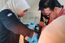 Kepala Dinas Kesehatan Kota Ternate, dr. Fathiyah Suma saat melakukan sunat ke anak-anak di RSUD. (Rakyatmu)