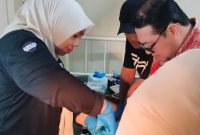 Kepala Dinas Kesehatan Kota Ternate, dr. Fathiyah Suma saat melakukan sunat ke anak-anak di RSUD. (Rakyatmu)
