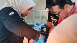 Kepala Dinas Kesehatan Kota Ternate, dr. Fathiyah Suma saat melakukan sunat ke anak-anak di RSUD. (Rakyatmu)