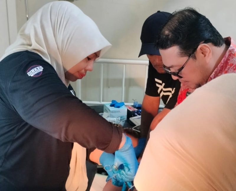 Kepala Dinas Kesehatan Kota Ternate, dr. Fathiyah Suma saat melakukan sunat ke anak-anak di RSUD. (Rakyatmu)