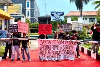 Front Masyarakat Sula Menggelar Aksi Unjuk Rasa di Depan Kejaksaan Tinggi Provinsi Maluku Utara Terkait Kasus Korupsi Anggaran BTT. (Dok.Rakyatmu)