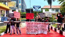 Front Masyarakat Sula Menggelar Aksi Unjuk Rasa di Depan Kejaksaan Tinggi Provinsi Maluku Utara Terkait Kasus Korupsi Anggaran BTT. (Dok.Rakyatmu)