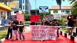 Front Masyarakat Sula Menggelar Aksi Unjuk Rasa di Depan Kejaksaan Tinggi Provinsi Maluku Utara Terkait Kasus Korupsi Anggaran BTT. (Dok.Rakyatmu)