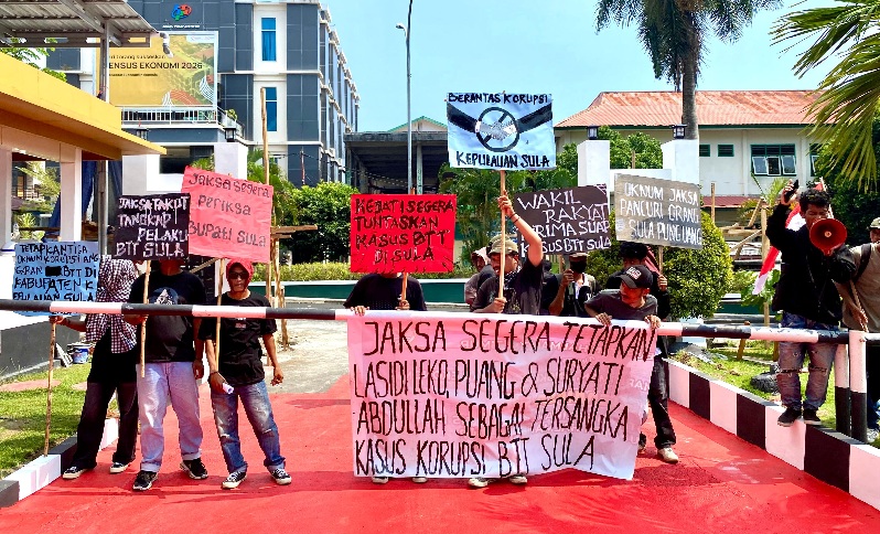 Front Masyarakat Sula Menggelar Aksi Unjuk Rasa di Depan Kejaksaan Tinggi Provinsi Maluku Utara Terkait Kasus Korupsi Anggaran BTT. (Dok.Rakyatmu)