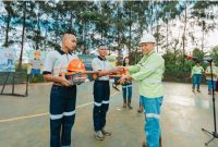 Younsel Evand Roos, Direktur Operasional Harita Nickel melakukan penyerahan seperangkat alat pelindung diri (APD) kepada peserta MTPP