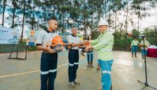 Younsel Evand Roos, Direktur Operasional Harita Nickel melakukan penyerahan seperangkat alat pelindung diri (APD) kepada peserta MTPP