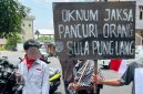 Umbul-umbul Massa Aksi Tertulis 'Oknum Jaksa Pancuri Orang Sula Pung Uang' Kasus Korupsi BTT Kepulauan Sula. (RakyatMu)