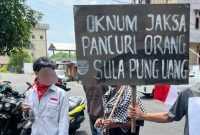 Umbul-umbul Massa Aksi Tertulis 'Oknum Jaksa Pancuri Orang Sula Pung Uang' Kasus Korupsi BTT Kepulauan Sula. (RakyatMu)