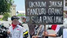 Umbul-umbul Massa Aksi Tertulis 'Oknum Jaksa Pancuri Orang Sula Pung Uang' Kasus Korupsi BTT Kepulauan Sula. (RakyatMu)