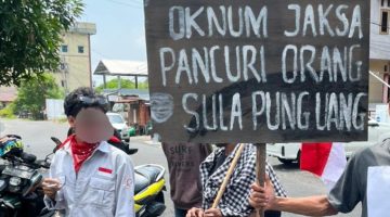 Umbul-umbul Massa Aksi Tertulis 'Oknum Jaksa Pancuri Orang Sula Pung Uang' Kasus Korupsi BTT Kepulauan Sula. (RakyatMu)