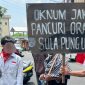 Umbul-umbul Massa Aksi Tertulis 'Oknum Jaksa Pancuri Orang Sula Pung Uang' Kasus Korupsi BTT Kepulauan Sula. (RakyatMu)