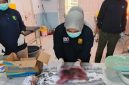 Personel Polres Ternate saat melakukan olah TKP penemuan jasad bayi. (Rakyatmu)
