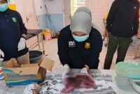Personel Polres Ternate saat melakukan olah TKP penemuan jasad bayi. (Rakyatmu)