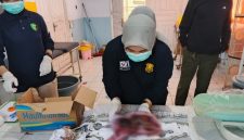 Personel Polres Ternate saat melakukan olah TKP penemuan jasad bayi. (Rakyatmu)