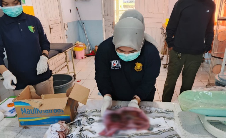 Personel Polres Ternate saat melakukan olah TKP penemuan jasad bayi. (Rakyatmu)