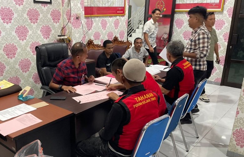 Polres Ternate saat Limpahkan kasus tindak pidana pencurian ke Kejari. (Rakyatmu)