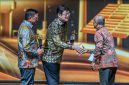 Direktur Utama Harita Nickel Roy Arman Arfandy bersama Komisaris Utama Harita Nickel Donald J Hermanus menerima Penghargaan Subroto 2025 dari Kementerian Energi dan Sumber Daya Mineral, diwakili oleh Kepala Badan Geologi, Dr.Ir.Muhammad Wafid A.N.,M.Sc pada Jumat 24 Oktober 2025 malam di Jakarta