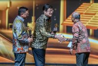 Direktur Utama Harita Nickel Roy Arman Arfandy bersama Komisaris Utama Harita Nickel Donald J Hermanus menerima Penghargaan Subroto 2025 dari Kementerian Energi dan Sumber Daya Mineral, diwakili oleh Kepala Badan Geologi, Dr.Ir.Muhammad Wafid A.N.,M.Sc pada Jumat 24 Oktober 2025 malam di Jakarta