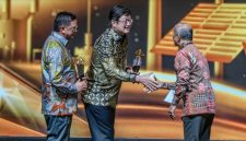 Direktur Utama Harita Nickel Roy Arman Arfandy bersama Komisaris Utama Harita Nickel Donald J Hermanus menerima Penghargaan Subroto 2025 dari Kementerian Energi dan Sumber Daya Mineral, diwakili oleh Kepala Badan Geologi, Dr.Ir.Muhammad Wafid A.N.,M.Sc pada Jumat 24 Oktober 2025 malam di Jakarta
