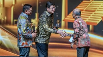 Direktur Utama Harita Nickel Roy Arman Arfandy bersama Komisaris Utama Harita Nickel Donald J Hermanus menerima Penghargaan Subroto 2025 dari Kementerian Energi dan Sumber Daya Mineral, diwakili oleh Kepala Badan Geologi, Dr.Ir.Muhammad Wafid A.N.,M.Sc pada Jumat 24 Oktober 2025 malam di Jakarta