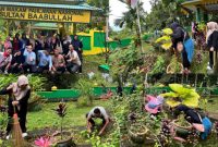 Dinas Sosial Kota Ternate saat Melakukan Pembersihan di Makam Sultan Baabullah. (Rakyatmu)