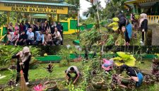Dinas Sosial Kota Ternate saat Melakukan Pembersihan di Makam Sultan Baabullah. (Rakyatmu)