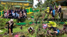 Dinas Sosial Kota Ternate saat Melakukan Pembersihan di Makam Sultan Baabullah. (Rakyatmu)