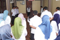 Asisten II Bidang Pemerintahan dan Kesra Setda Kota Ternate, Rukmini A. Rahman memimpin apel pagi di lingkungan Dinsos. (Rakyatmu)