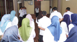 Asisten II Bidang Pemerintahan dan Kesra Setda Kota Ternate, Rukmini A. Rahman memimpin apel pagi di lingkungan Dinsos. (Rakyatmu)