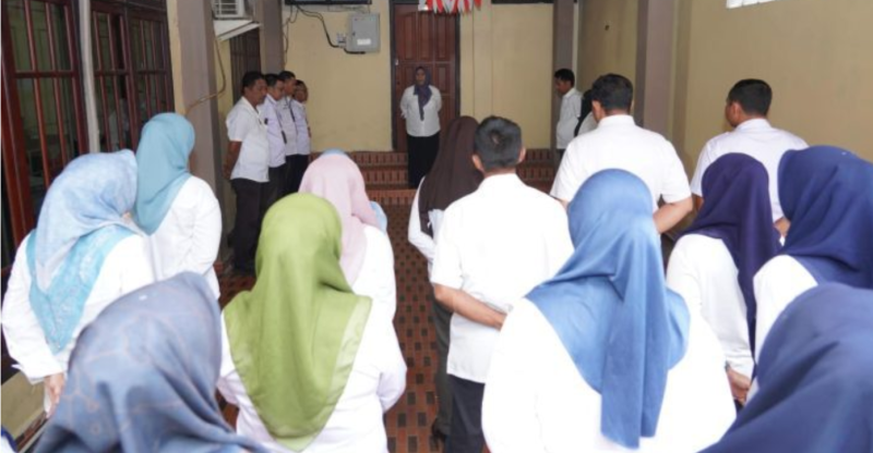 Asisten II Bidang Pemerintahan dan Kesra Setda Kota Ternate, Rukmini A. Rahman memimpin apel pagi di lingkungan Dinsos. (Rakyatmu)