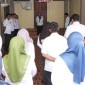 Asisten II Bidang Pemerintahan dan Kesra Setda Kota Ternate, Rukmini A. Rahman memimpin apel pagi di lingkungan Dinsos. (Rakyatmu)