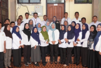 Asisten II Bidang Pemerintahan dan Kesra Setda Kota Ternate, Rukmini A. Rahman Bersama Pegawai Dinsos